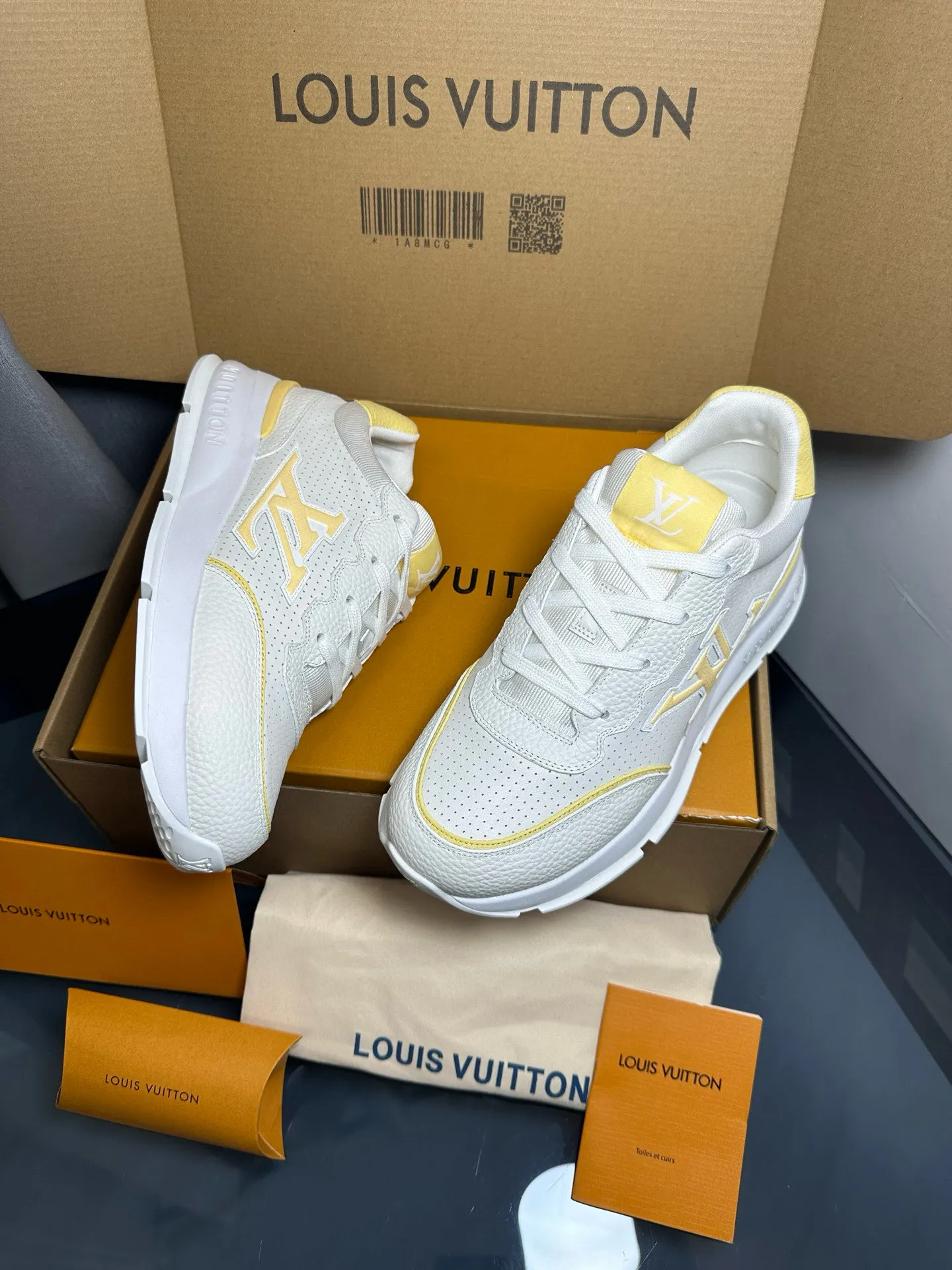Factory price: 700💰🌈LV | Louis Vuitton 2025𝐬𝐬 🧡💚2025 spring and summer new style top version‼ ️The original version is the same. The counter focuses on the latest casual shoes and new hard goods🆕 ❥Purchasing agent level! Full of high-end feel! A popular model among bloggers at home and abroad, it’s retro and fashionable, and looks stunning on your feet! Wear a lot of happiness! The official website's main recommendation★ ━━━━━ ЅᏇєєt ━━━━━ ▪️Upper: Original custom-made imported calfskin fabric ▪️Inner: breathable gauze imported from Italy ▪️Outsole: rubber foam ➕t men's men's shoes 💰u high-end outsole ▪️Color: nine colors available ▪️Shoe size: 35-44, (45, 46 customized)